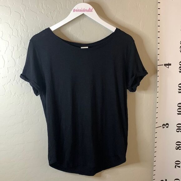 H&m black T-shirt with rolled sleeves. Tapered Hemline. Scoop neck. - Picture 5 of 9